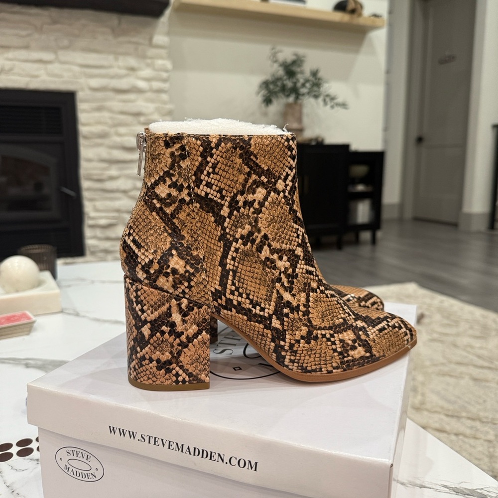 NWT Steven Madden “Julianne” Tan Snake boot